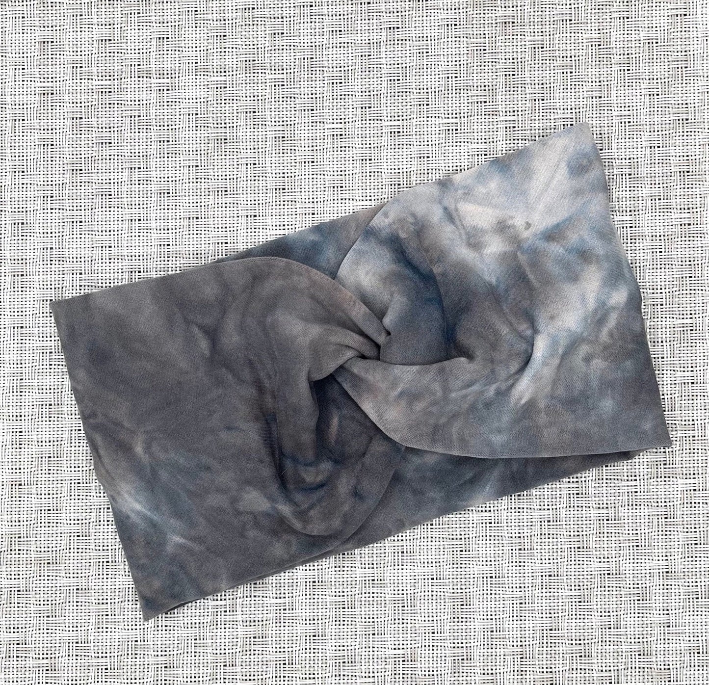 Wide, twisted headband in gray tie dye print.