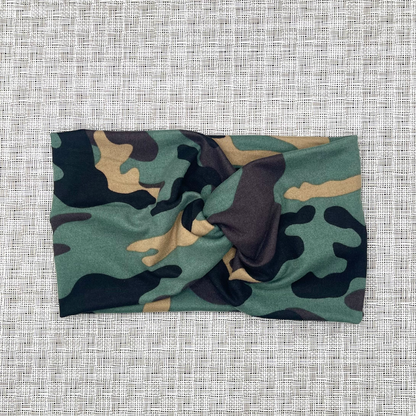 Wide, twisted headband in camo print.