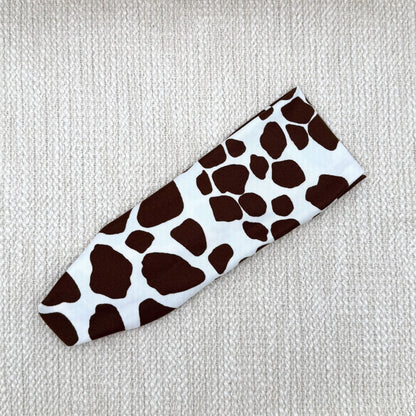 Flat, stretchy headband with giraffe print.